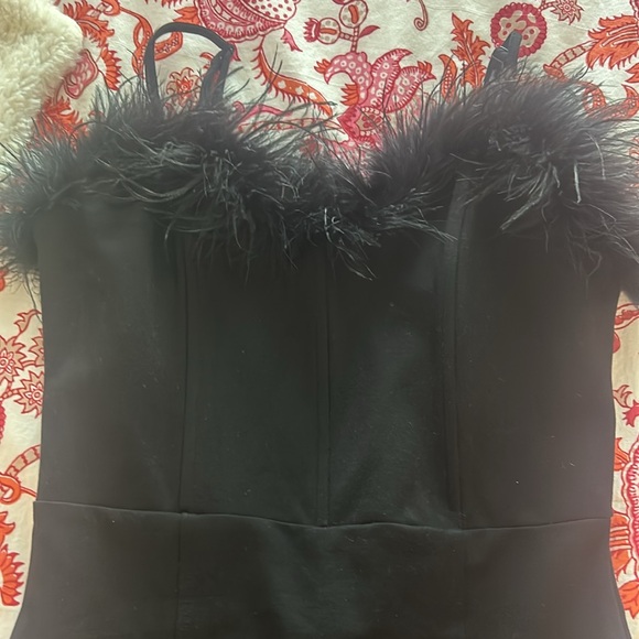 Black dress with feathers at the top - Picture 2 of 3
